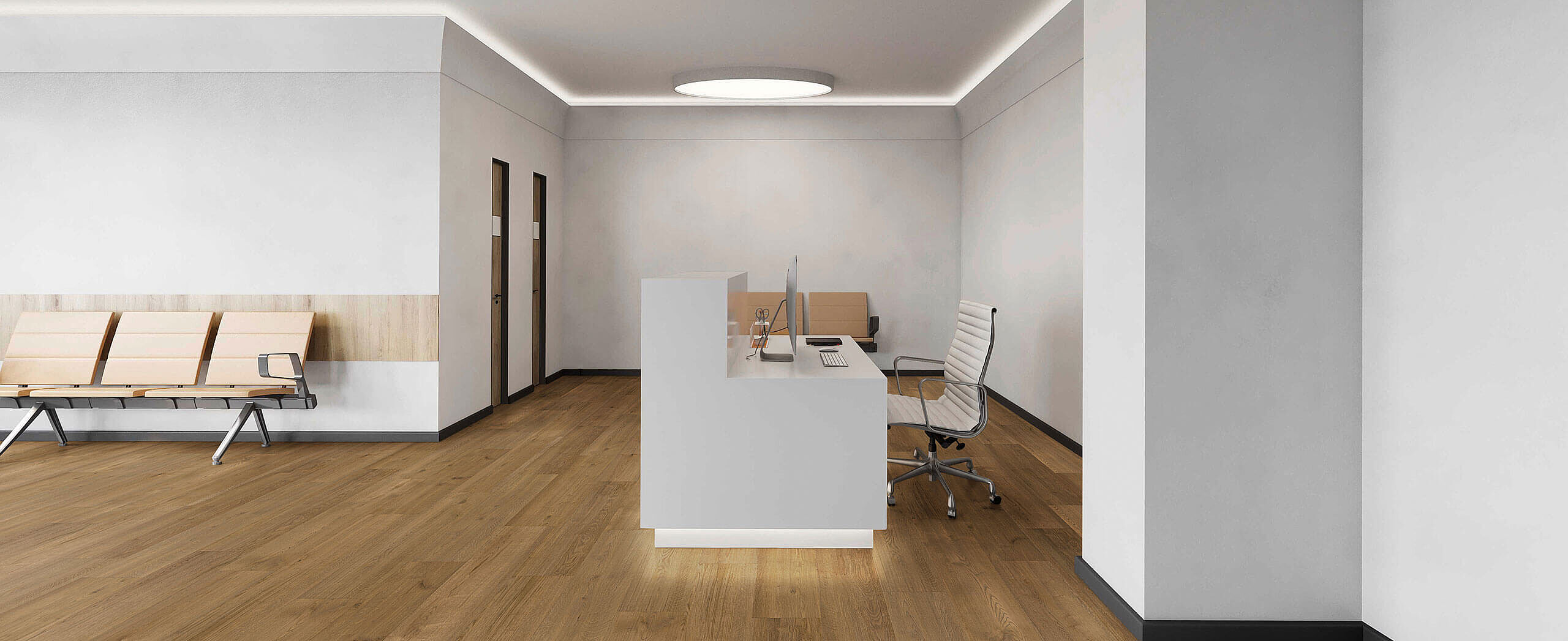 Bright reception with a counter and recycled elastic flooring in a natural, calm wood design. Modern reception area with recycled elastic flooring in warm wood-look.
